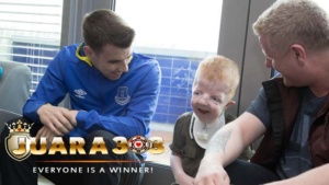 Saemus Coleman Menyambut Baik Penggemar Muda Everton Setelah Menyumbang £ 5.000 Untuk Mewujudkan Mimpinya